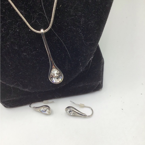 New NWT Stunning Elegant matching faux tear drop Diamond Necklace and earrings - Picture 4 of 4